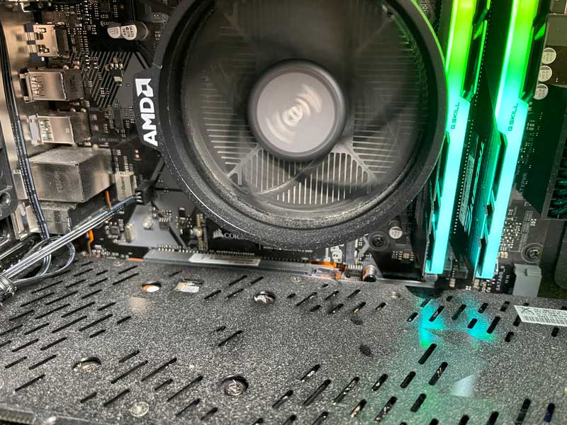 pc gaming lleno de polvo